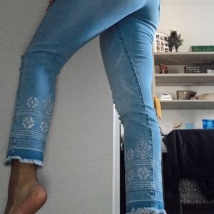 BLUE JEANS WITH DETAILED/FRINGE BOTTOM